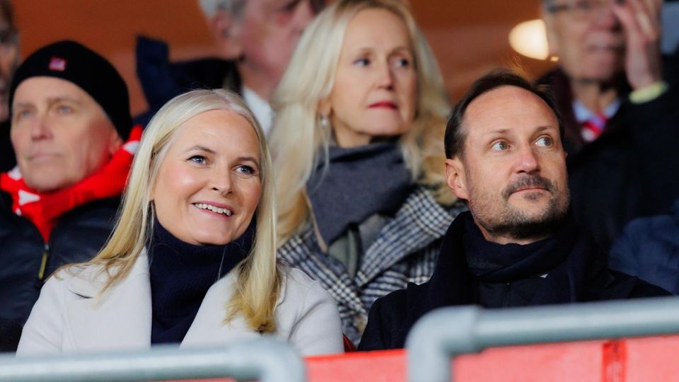 Mette-Marit und Haakon sitzen bei einer Sportveranstaltung auf dem Zuschauerrang