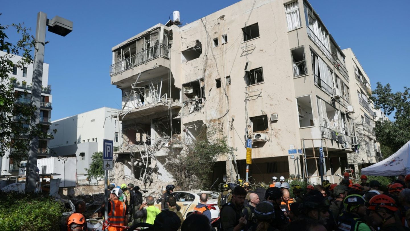 Einsatzkräft am Einschlagsort einer Rakete in Israel