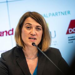 Gleichstellungsministerin Jacqueline Bernhardt (Linke) warb in Schwerin für den Zukunftstag. Foto: Philip Dulian/dpa