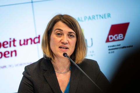 Gleichstellungsministerin Jacqueline Bernhardt (Linke) warb in Schwerin für den Zukunftstag. Foto: Philip Dulian/dpa