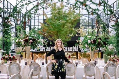 Hochzeitsplanerin Nadine Metgenberg weiß, wie man Stars bucht, was das Geheimnis einer guten Party ist und was zu tun ist, wenn ein tiefenentspannter Brautvater kurz vor dem Gang zum Altar immer noch nicht umgezogen ist.