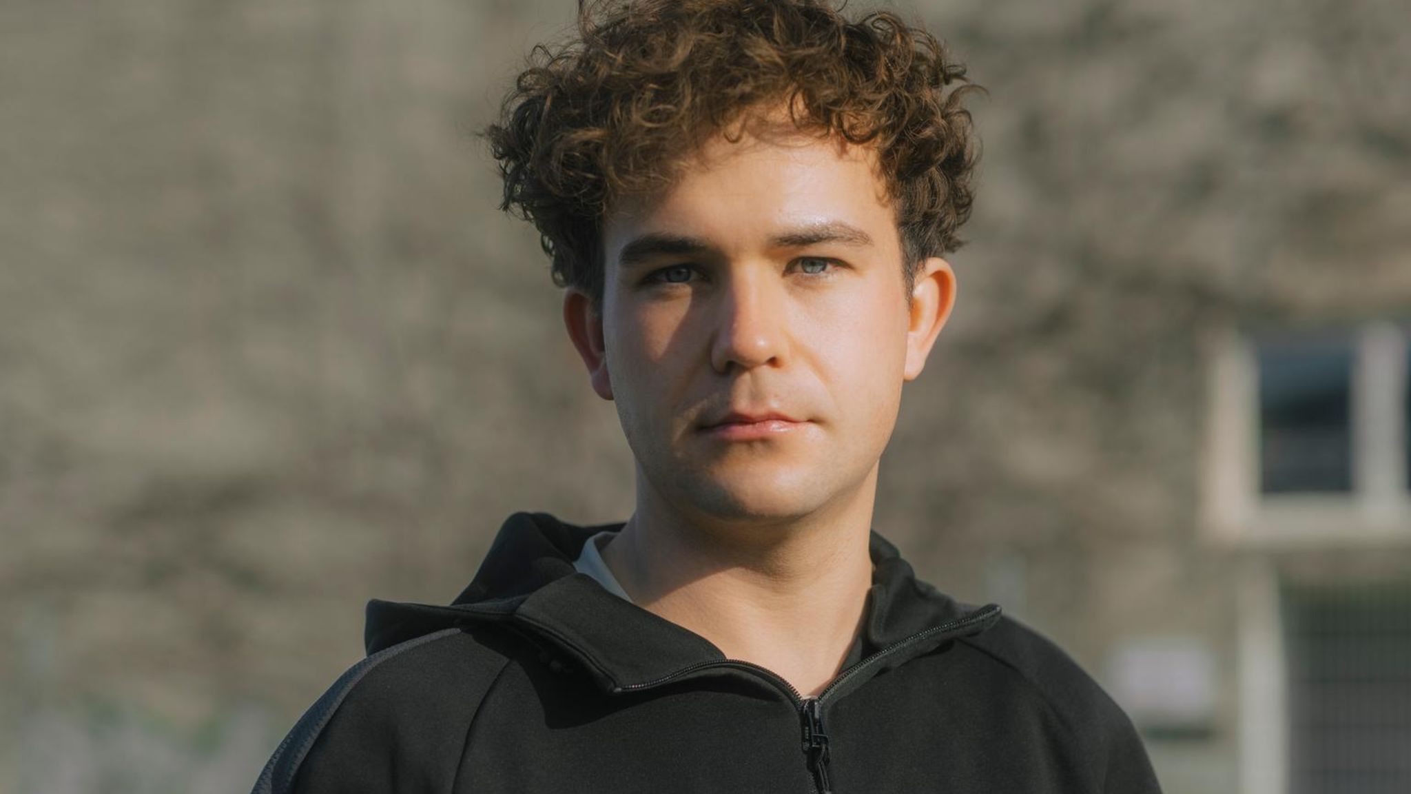 Christian Dobrick steht für das stern-Shooting am Millerntor