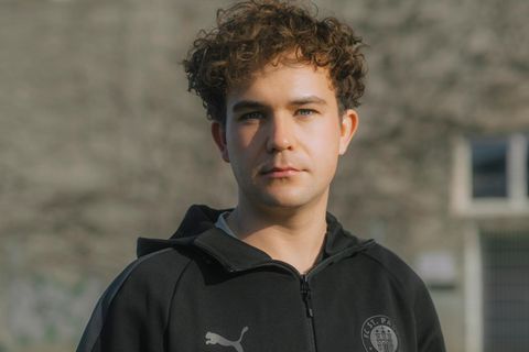 Christian Dobrick steht für das stern-Shooting am Millerntor