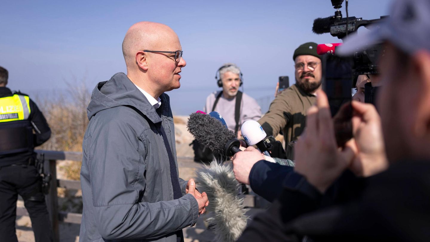 Umweltminister gibt Statement zu Buckelwal