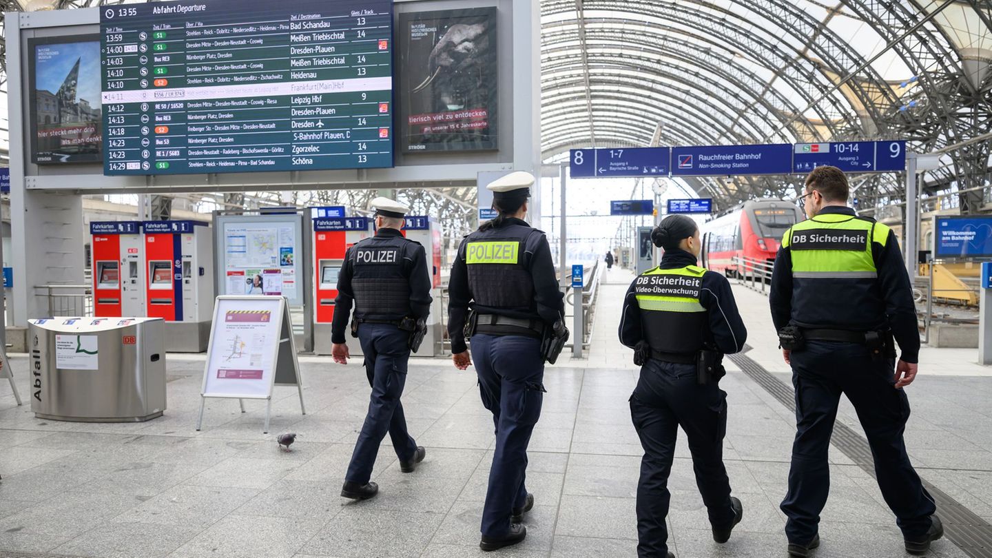 Mitarbeiter der Bahn und Bundespolizisten gehen auf dem Dresdner Hauptbahnhof gemeinsam auf Streife (Archivbild). Foto: Robert M