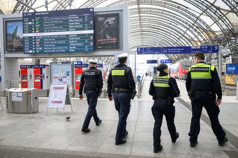 Mitarbeiter der Bahn und Bundespolizisten gehen auf dem Dresdner Hauptbahnhof gemeinsam auf Streife (Archivbild). Foto: Robert M