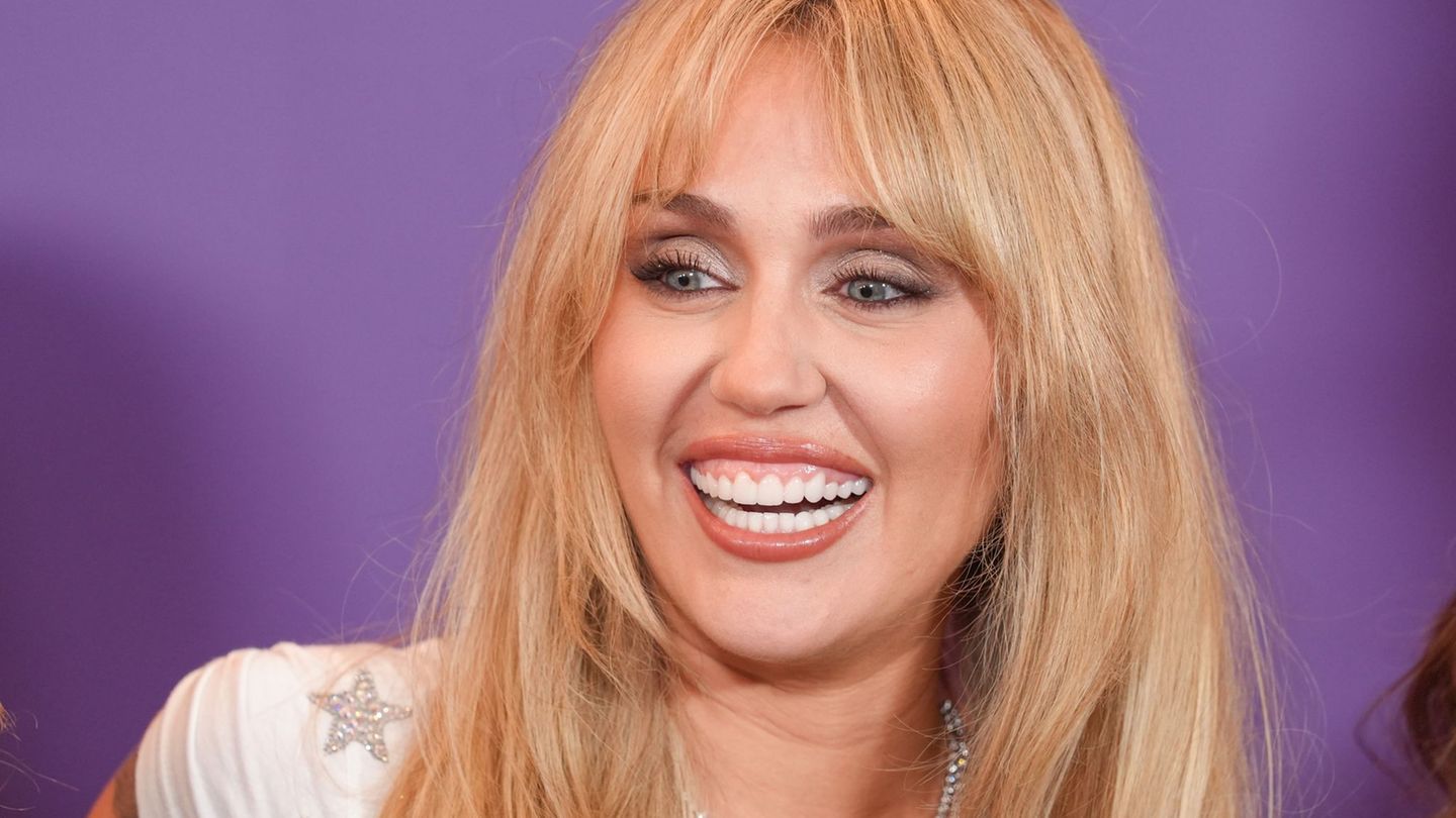 Miley Cyrus bei der Premiere von "Hannah Montana 20th Anniversary Special" in Los Angeles. Foto: Chris Pizzello/Invision/AP/dpa