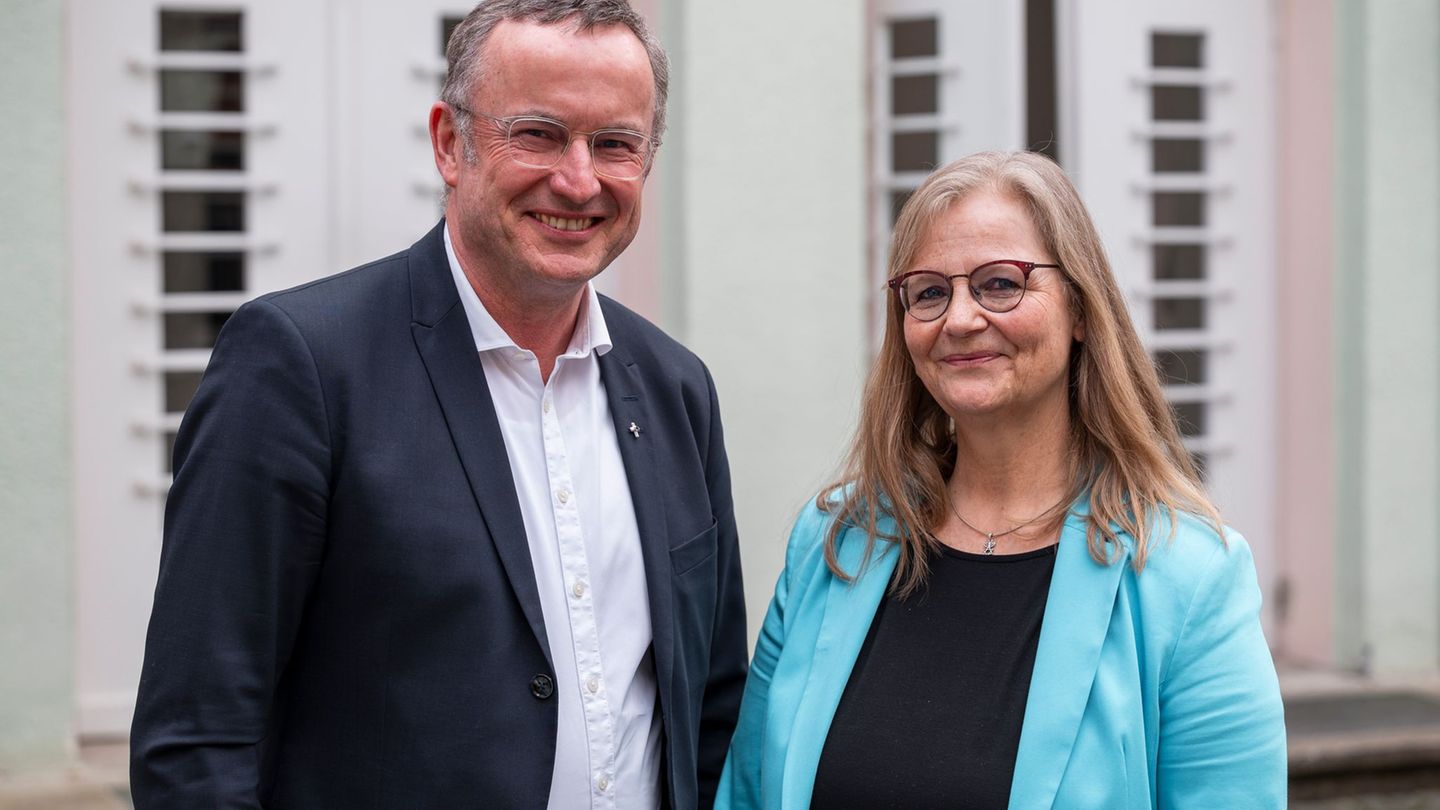 Landesbischof Christian Koppl (l.) und Synodalpräsidentin Tanja Keller gehören zum Spitzenpersonal der evangelischen Kirche in B