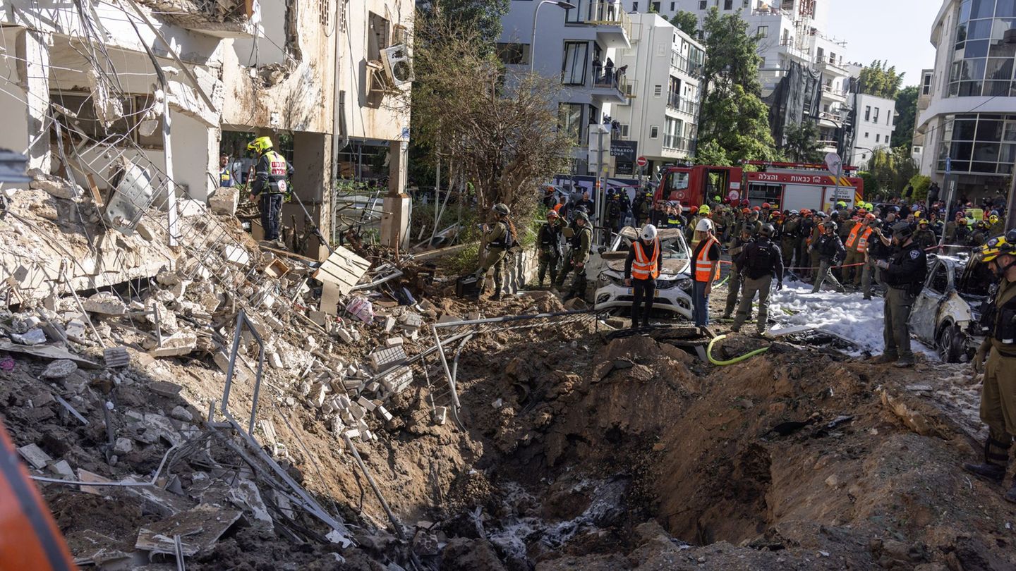 In Israel schlagen weiterhin aus dem Iran abgefeuerte Raketen ein. Foto: Itai Ron/dpa