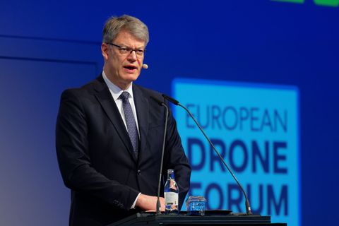 Bundesverkehrsminister Patrick Schnieder (CDU) möchte bald einen Gesetzentwurf zum Drohneneinsatz vorlegen. Foto: Henning Kaiser