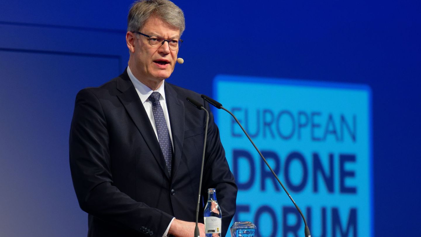 Kommerzielle Drohnen: Schnieder kündigt Luftraum-Gesetz für Drohnen an