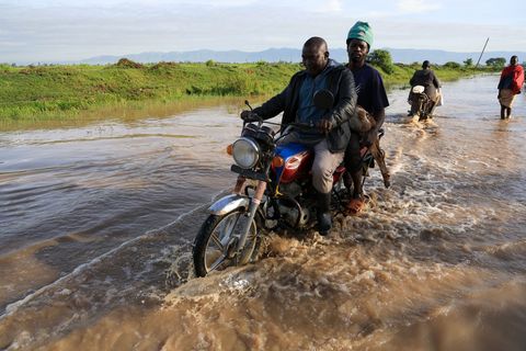 Nach heftigen Regenfällen sind viele kenianische Straßen überschwemmt. Foto: Andrew Kasuku/AP/dpa
