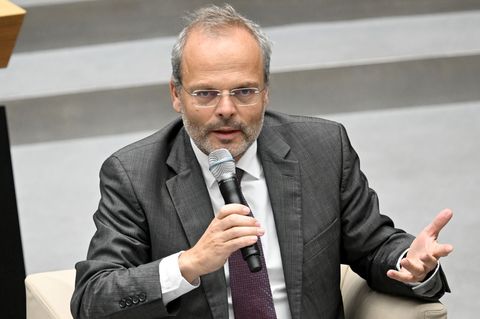 Felix Klein findet die Kritik zweier Buchenwald-Verbände an Wolfram Weimer nicht in Ordnung. (Archivbild) Foto: Britta Pedersen/