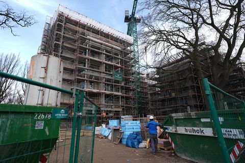 Der vom Bund verabschiedete Bau-Turbo hat in Hamburg nach Angaben der Stadtentwicklungsbehörde innerhalb von vier Monaten zu Hun