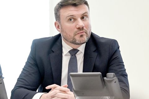 Er muss die angespannte Haushaltslage managen: Finanzminister Daniel Keller. (Archivbild) Foto: Britta Pedersen/dpa