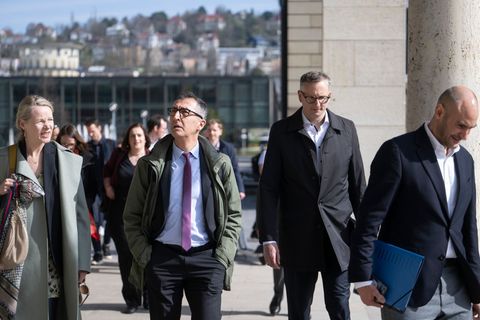 Die Verhandler gaben sich schweigsam. Foto: Marijan Murat/dpa