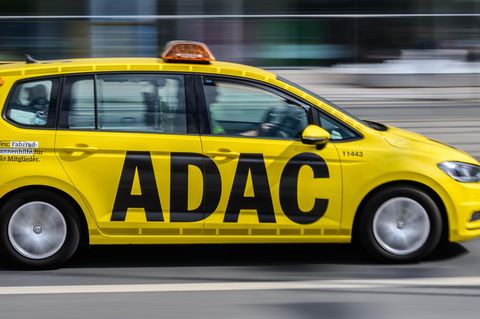 Gelbes ADAC-Auto, rasend