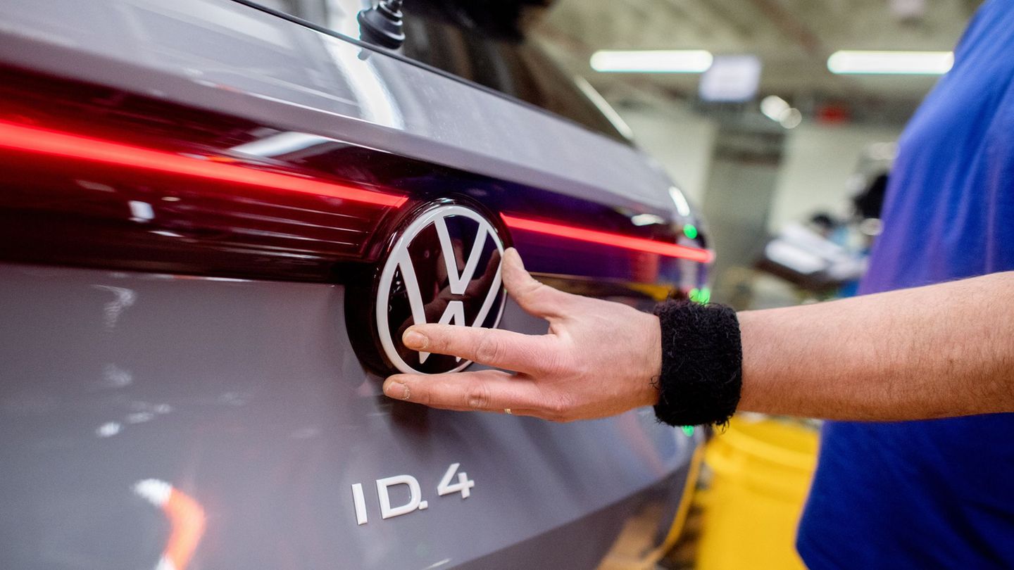 ID.4 und andere E-Modelle von VW müssen in die Werkstatt. (Archivbild) Foto: Hauke-Christian Dittrich/dpa