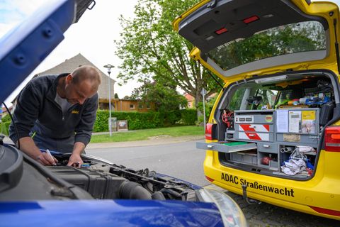 Die Pannenhilfe gehört zum Angebot des ADAC. (Archivbild) Foto: Christophe Gateau/dpa
