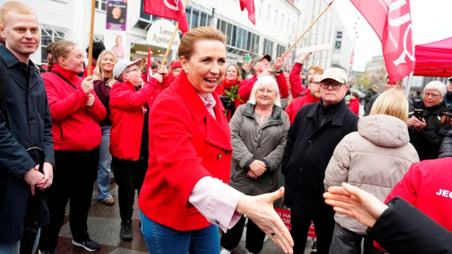 Mette Frederiksen am Wahltag in Aalborg mit Anhängern