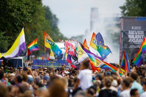 Mit einem Bündel von Maßnahmen will der Berliner Senat queere Menschen besser schützen. (Archivbild) Foto: Carsten Koall/dpa