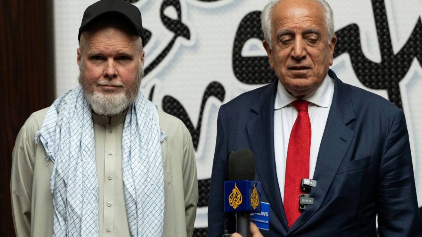 Der freigelassene Dennis Coyle (links)