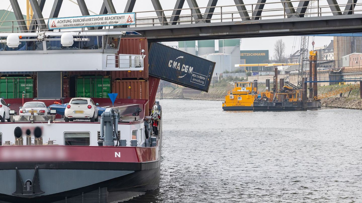 Zwei Container der Fracht gingen beim Zusammenprall über Board, zwei weitere folgten beim Anheben der Brücke. Foto: Jan Ohmen/dp