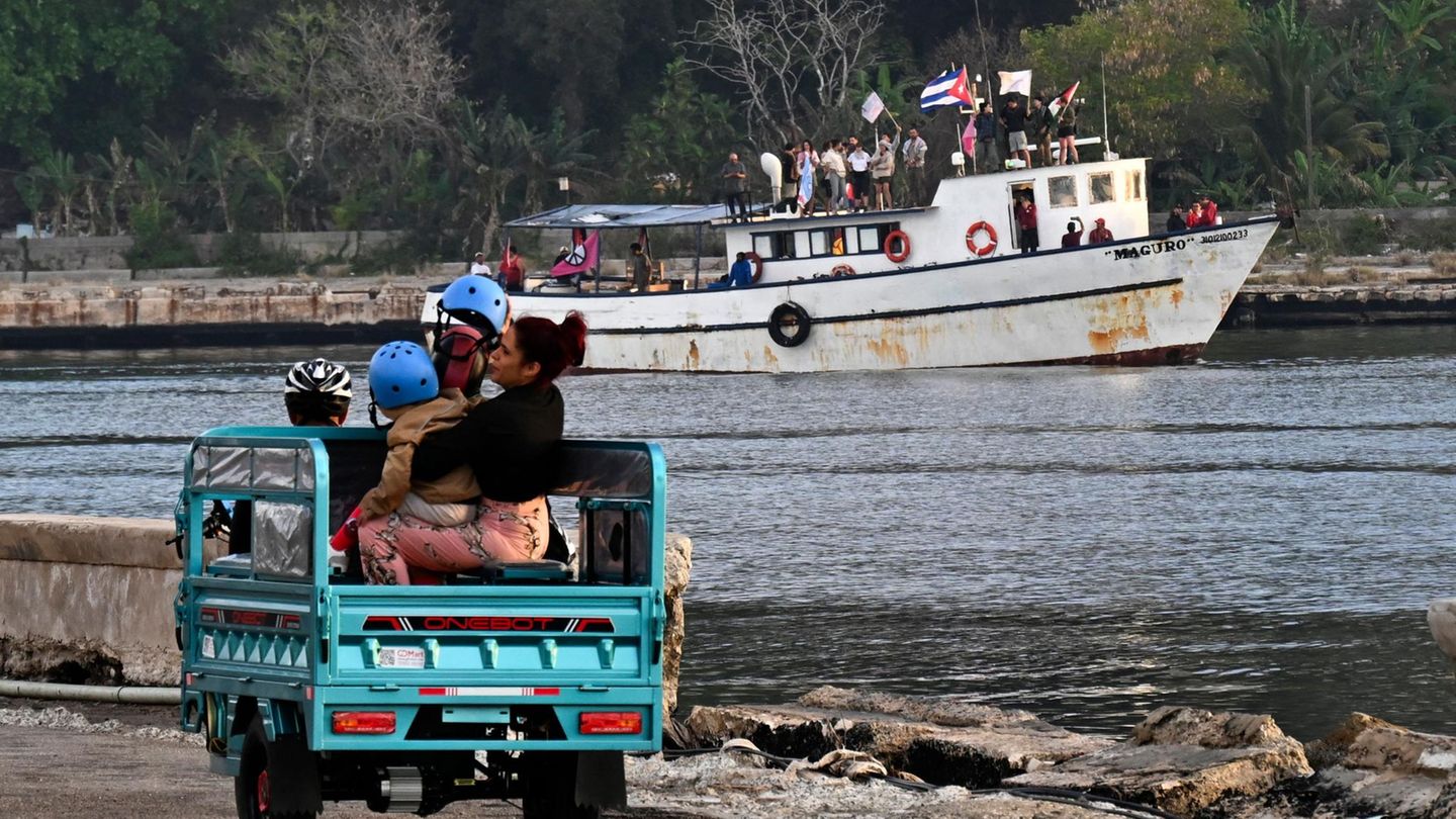 Havanna, Kuba. Die „Maguro“ bringt die von vielen Kubanern sehnlich erwartete humanitäre Hilfe. Der „Nuestra America“-Konvoi aus Mexiko bringt dringend benötigte Güter auf die kommunistische Insel, auf der es in den vergangenen Tagen zu Stromausfällen kam. Nach der Gefangennahme des venezolanischen Präsidenten Nicolás Maduro im Januar ließ US-Präsident Trump Venezuelas Öllieferungen an Kuba einstellen, was die wirtschaftliche Not auf der Insel verschärfte.