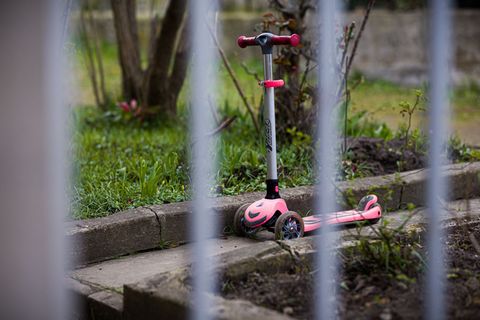 Ein Tretroller steht vor dem Einfamilienhaus in der Region Hannover, in dem sich die Tat ereignete. Foto: Moritz Frankenberg/dpa