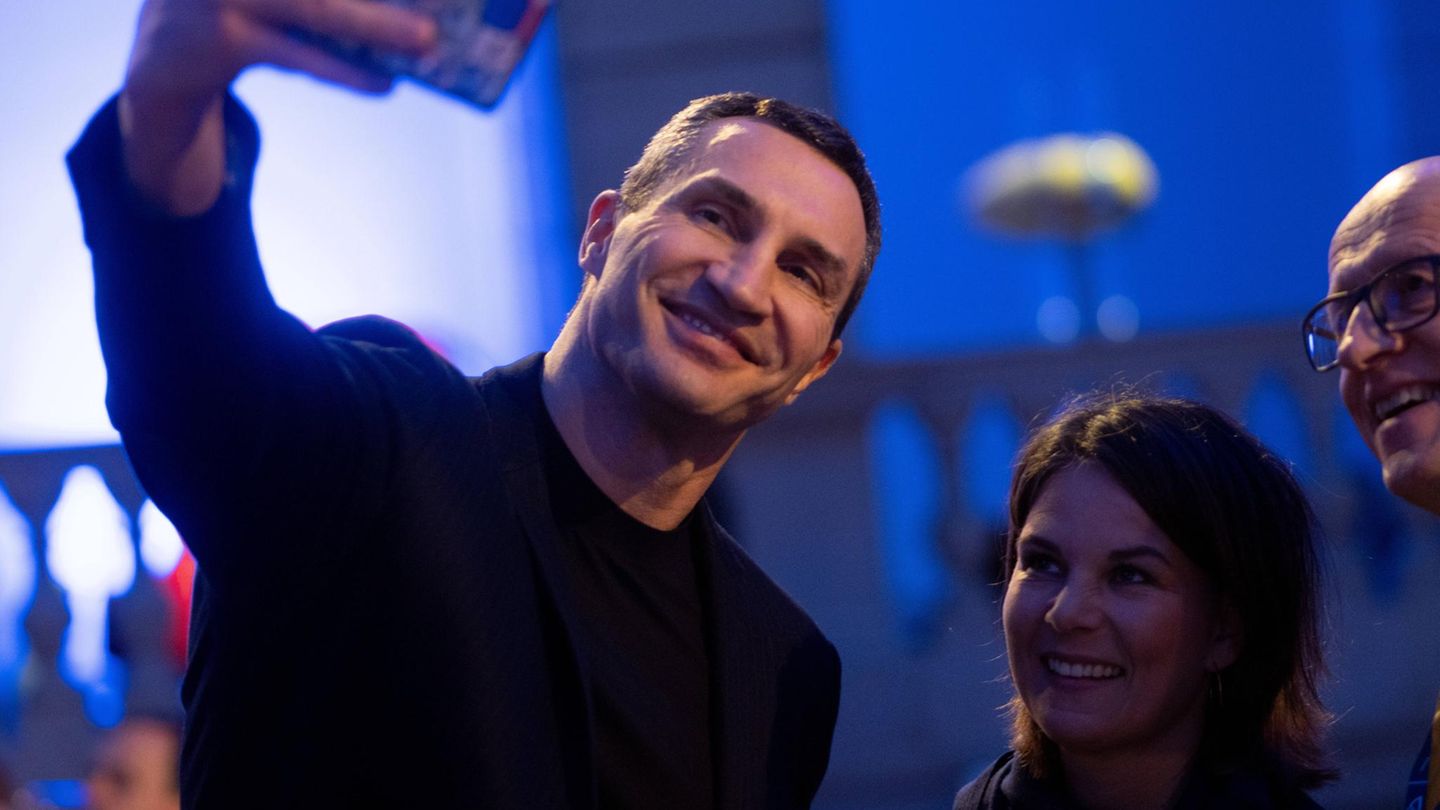 Wladimir Klischko macht ein Selfie von sich und Annalena Baerbock