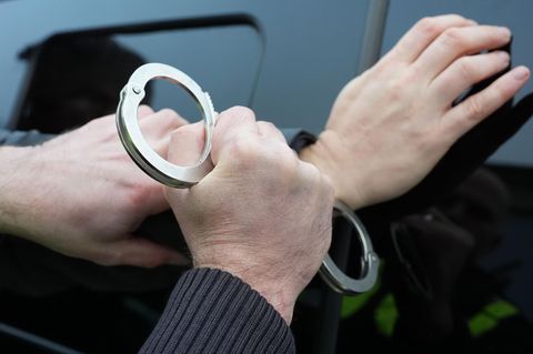 Bei zwei der Spionage für Russland Verdächtigen klickten die Handschellen (Symbolbild)