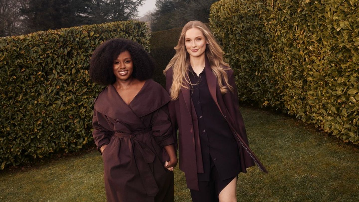 Francesca Bridgerton (Hannah Dodd, rechts) und Michaela Stirling (Masali Baduza) stehen im Zentrum der fünften "Bridgerton"-St