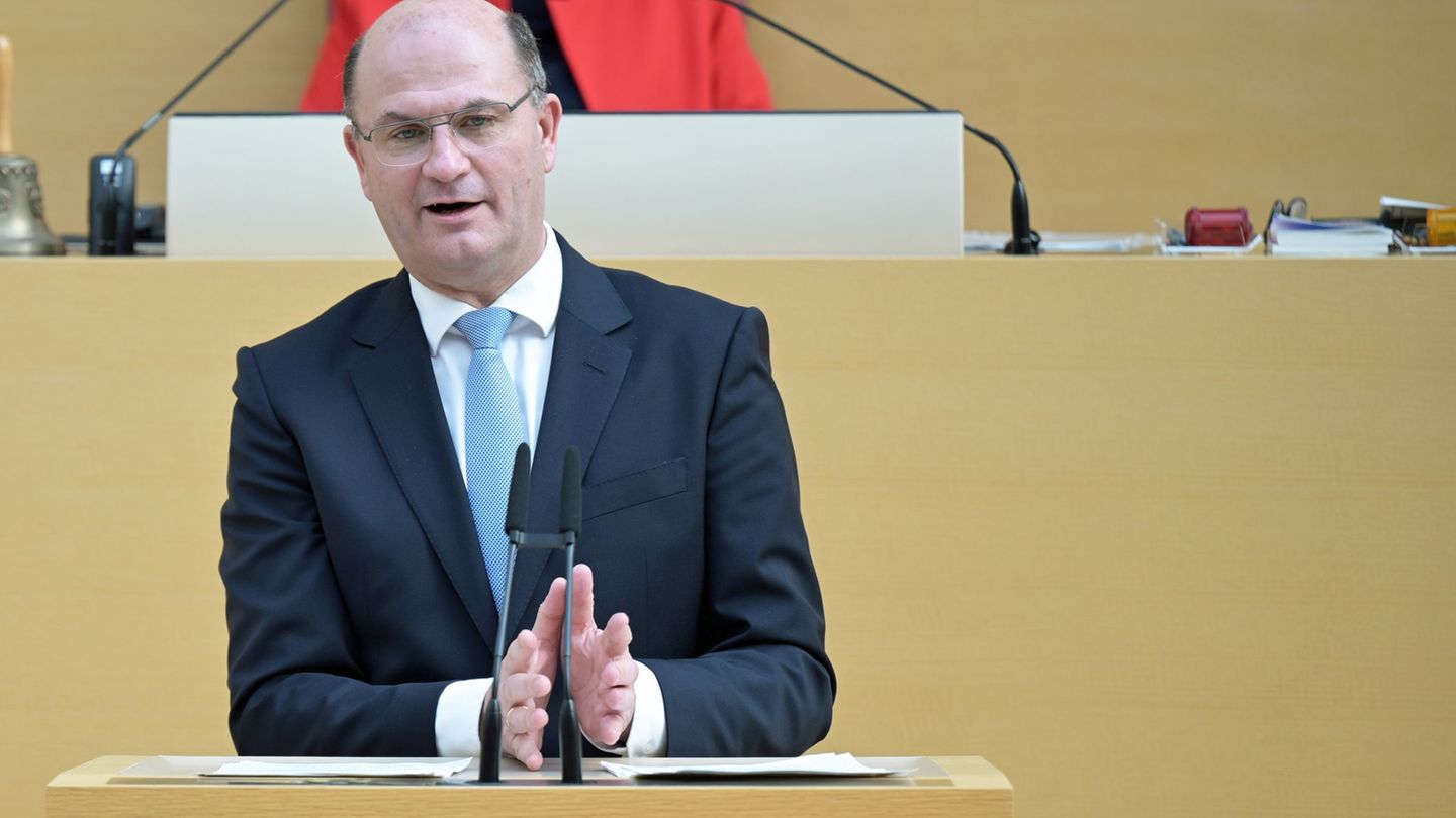 Der Finanzminister ist mit den bisherigen Behördenverlagerungen zufrieden. Foto: Malin Wunderlich/dpa