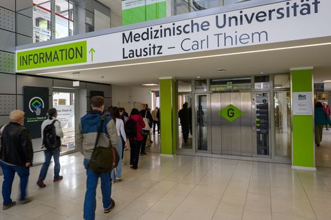 Ein Teil der Studienplätze der Medizinischen Universität Lausitz soll künftig an Bewerber gehen, die nach dem Studium als Landar