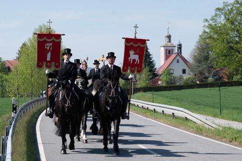 Seit mehr als 500 Jahren verkünden Osterreiter in der Lausitz die Osterbotschaft. (Archivbild) Foto: Sebastian Kahnert/dpa