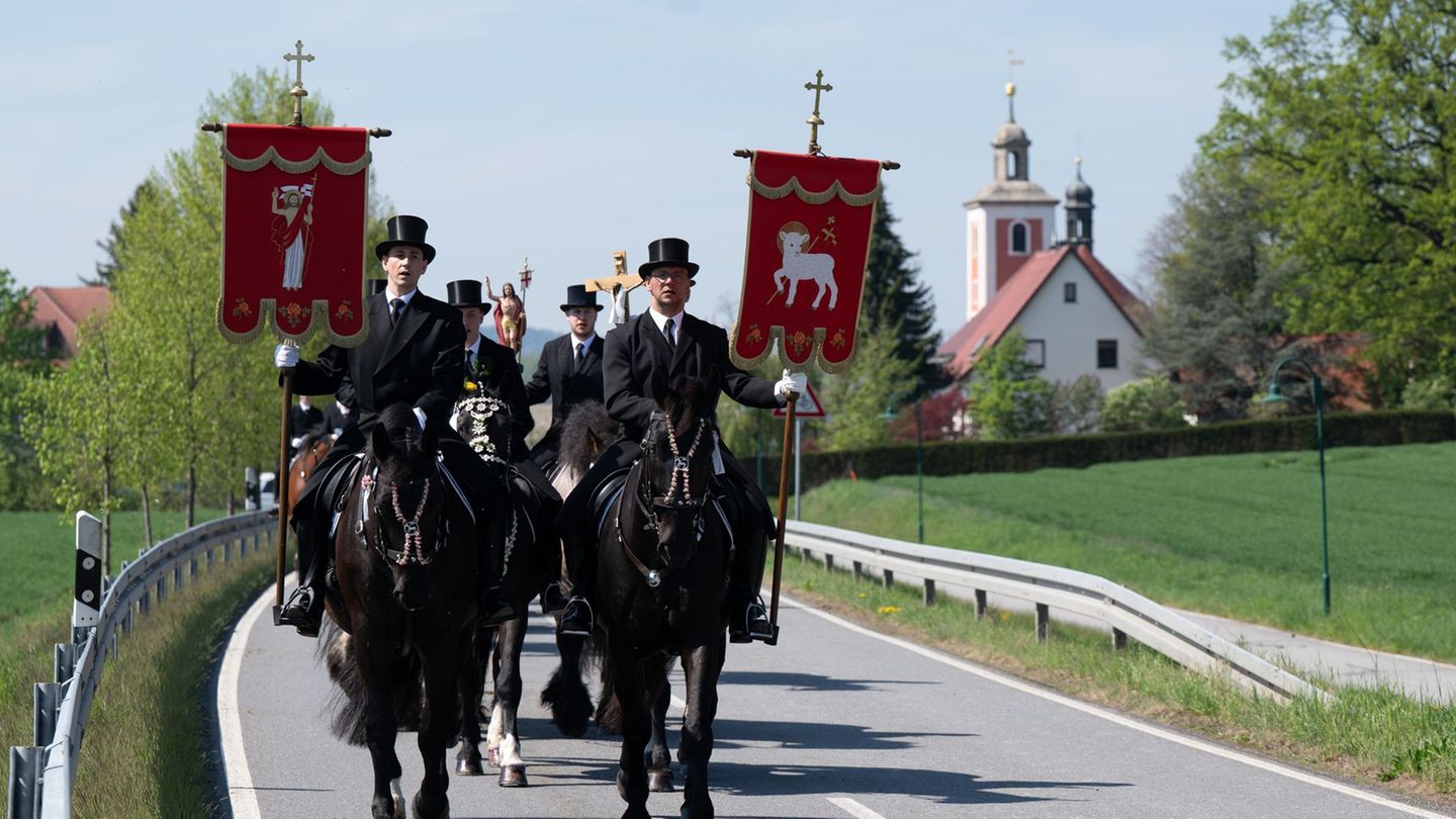 Seit mehr als 500 Jahren verkünden Osterreiter in der Lausitz die Osterbotschaft. (Archivbild) Foto: Sebastian Kahnert/dpa