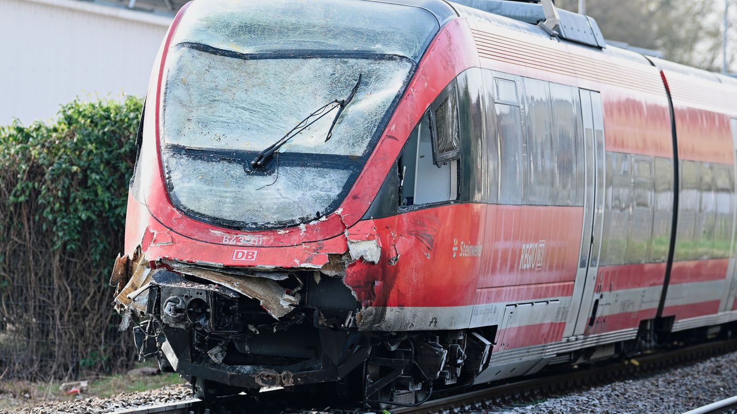 Unfall an Bahnübergang: Zug rammt Transporter - Explosionen und vier Verletzte