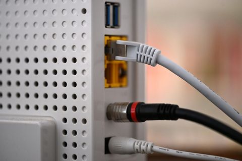 Symbolbild: Router mit Lan-Kabel