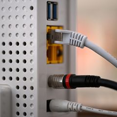 Symbolbild: Router mit Lan-Kabel