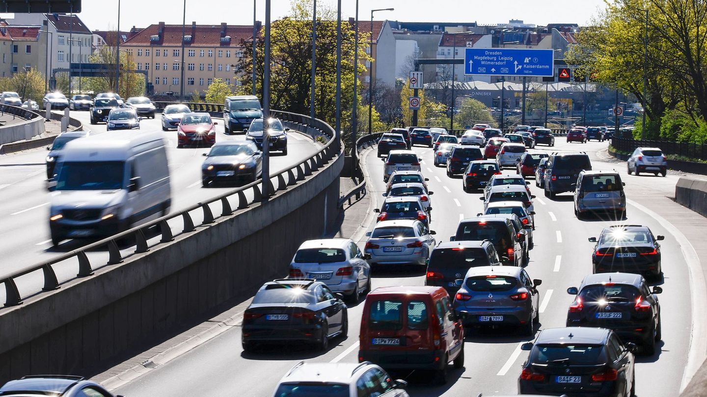 Rund um Ostern ist auf Berliner Straßen mit besonders viel Verkehr zu rechnen. (Archivbild) Foto: Carsten Koall/dpa