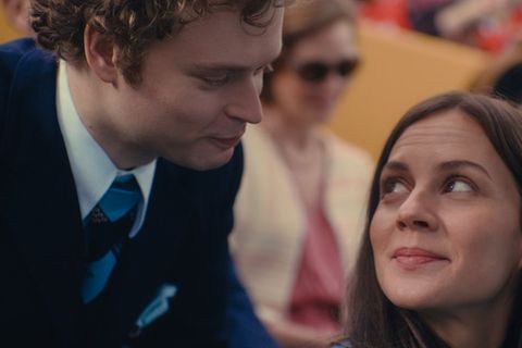 Kronprinz Carl Gustaf (Edvin Endre, li.) trifft in der neuen Serie bei der Eröffnungsfeier der Olympischen Spiele 1972 im Münc