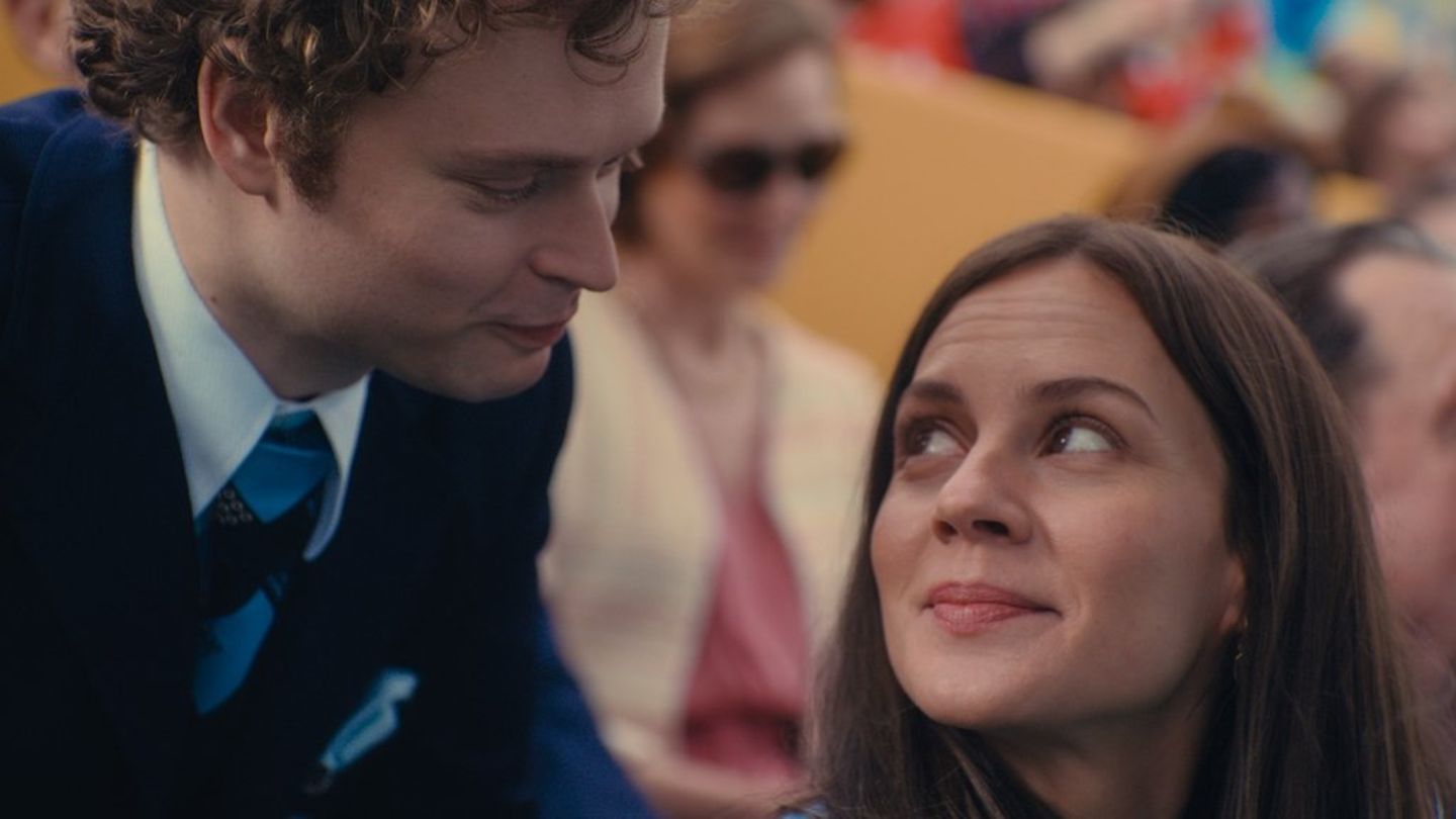 Kronprinz Carl Gustaf (Edvin Endre, li.) trifft in der neuen Serie bei der Eröffnungsfeier der Olympischen Spiele 1972 im Münc