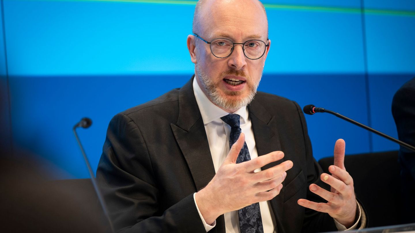 Innenminister Christian Pegel (SPD) hat die polizeiliche Kriminalstatistik für 2025 in Schwerin vorgestellt. Foto: Philip Dulian