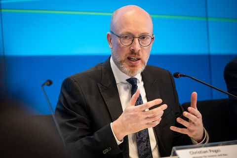 Innenminister Christian Pegel (SPD) hat die polizeiliche Kriminalstatistik für 2025 in Schwerin vorgestellt. Foto: Philip Dulian