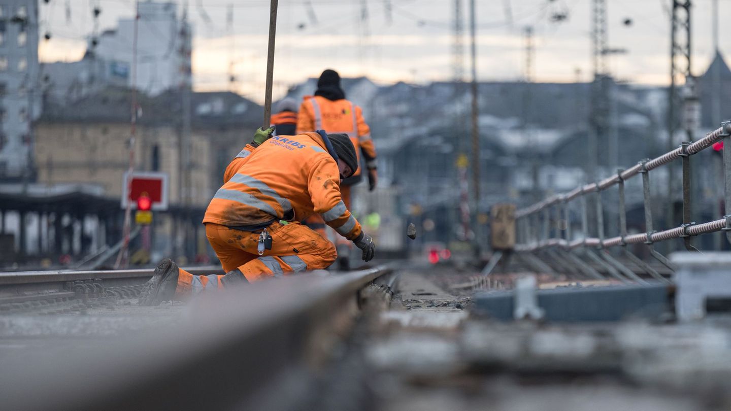 Arbeiten an Schienen führen oft Sperrungen mit sich. (Symbolbild) Foto: Hannes P Albert/dpa