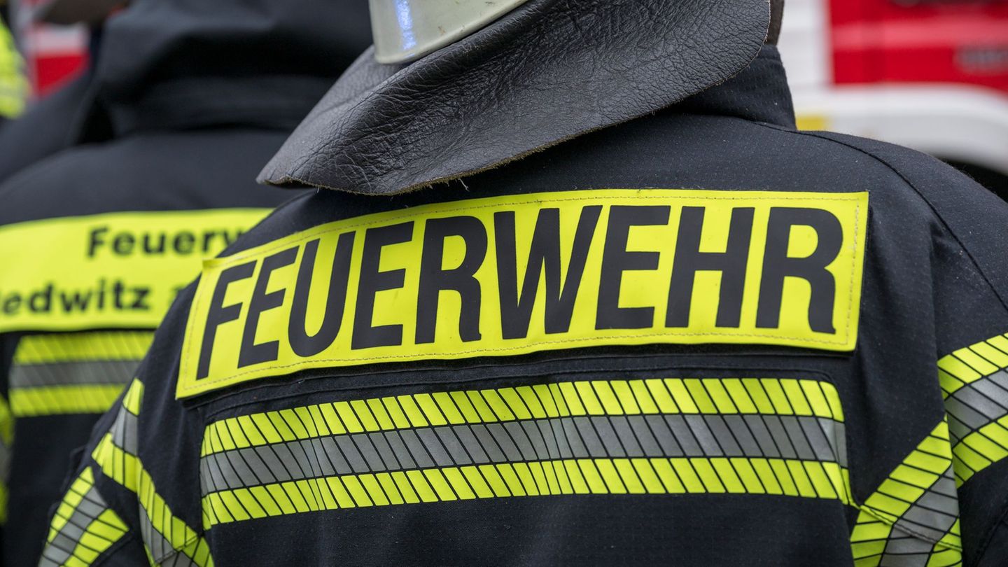 70 Einsatzkräfte löschen einen Brand in einer Feldscheune in Röttenbach. (Symbolbild) Foto: Daniel Vogl/dpa