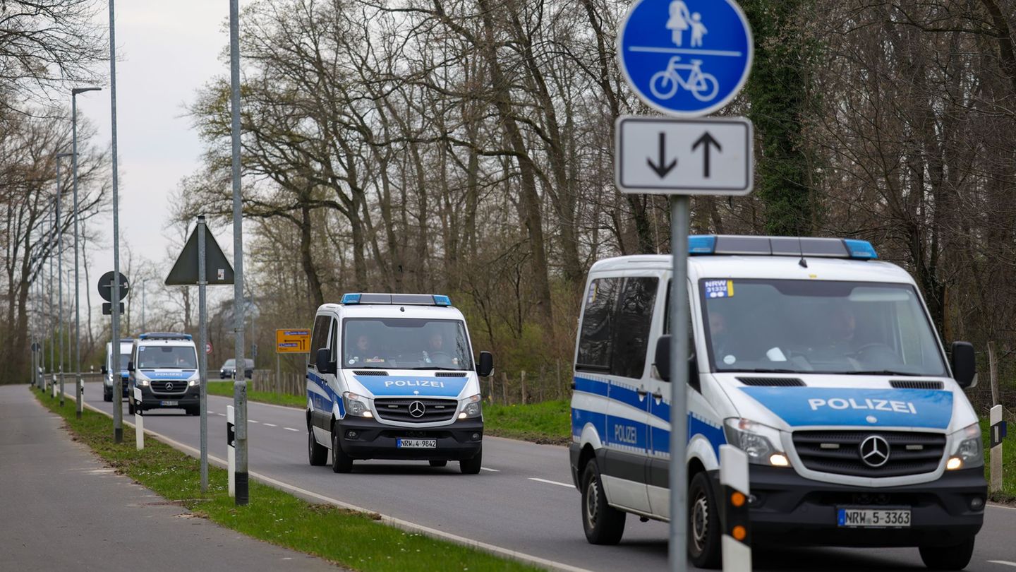 Am Forschungszentrum in Jülich treffen zahlreiche Polizeikräfte ein. Foto: Christoph Reichwein/dpa