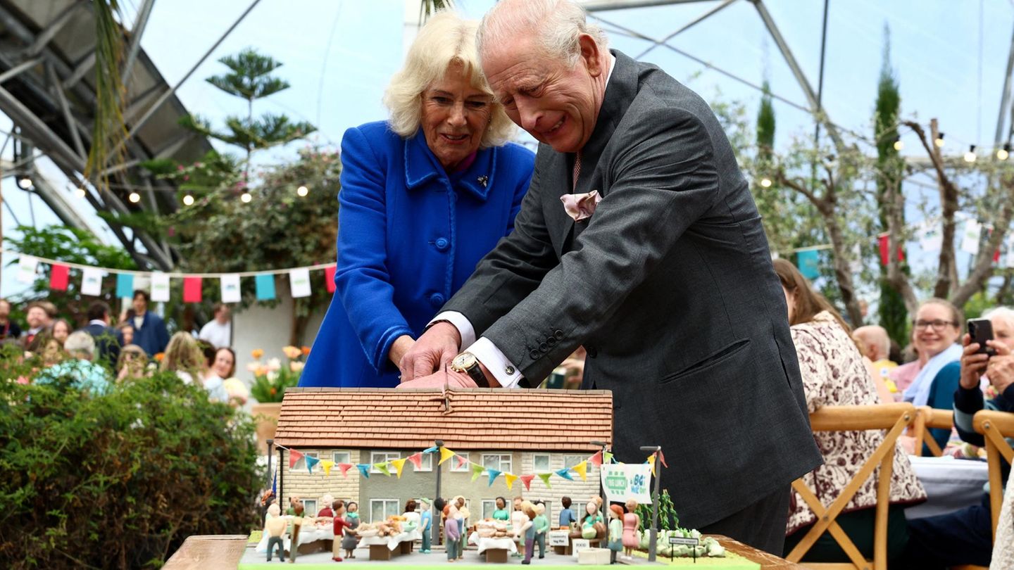 Königin Camilla und König Charles kämpfen sich mit einem Schwert durch die Jubiläumstorte