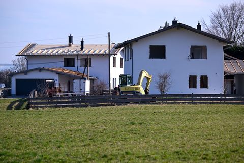 Die Häuser wurden anders gebaut als genehmigt - und jetzt müssen sie weg. Foto: Sven Hoppe/dpa