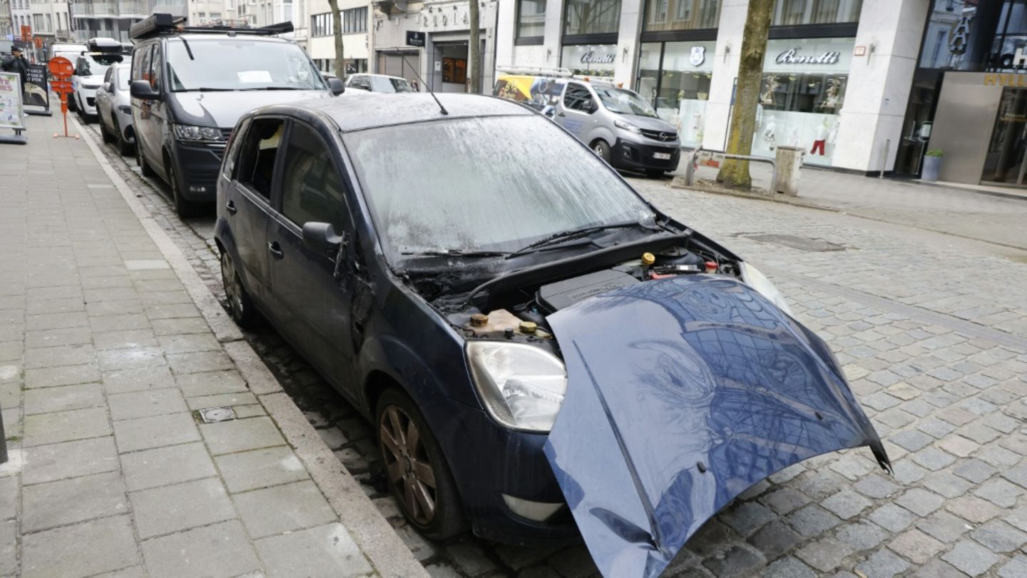 Auto in Antwerpen nach Brandstiftung